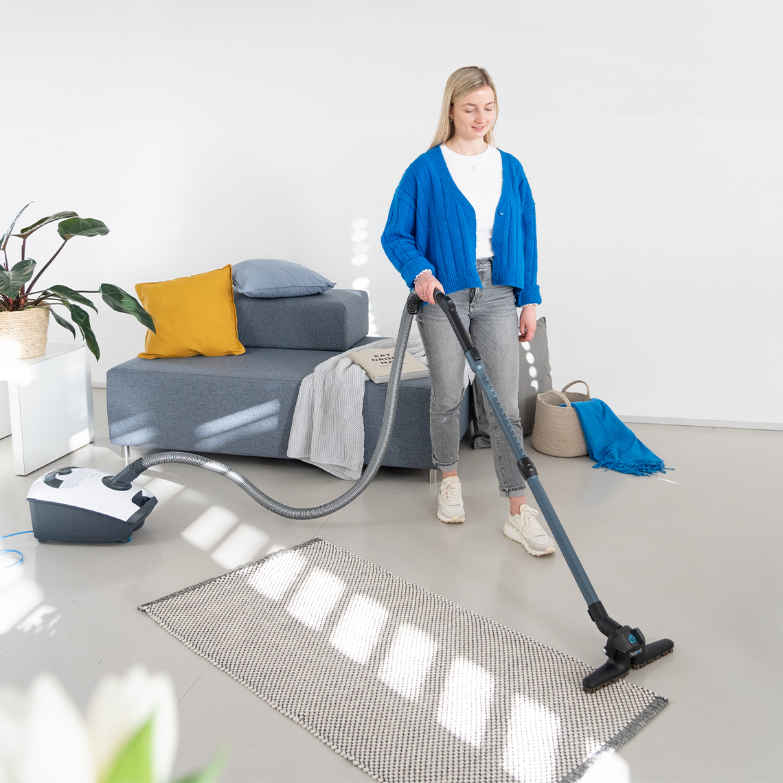 bodensauger-saugt-teppich-mit-flexduese